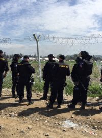 V pohotovosti byli také čeští policisté, kteří pomáhají makedonským úřadům s ostrahou hranice