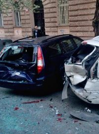 Opilý policista naboural v pražské Šumavské ulici loni v dubnu několik desítek zaparkovaných aut