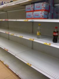 Některé regály jsou v supermarketu v Quitu prázdné. Zboží vykoupili lidé, kteří přispívají do sbírku pro oblasti poničené zemětřesením
