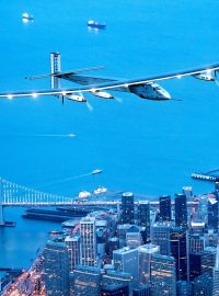Letoun Solar Impulse 2 přelétá nad San Franciskem