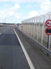 Oplocený koridor před nájezdem do přístavu v Calais