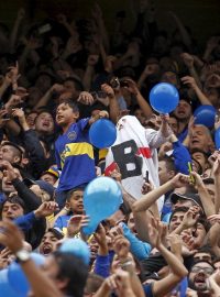 Argentinští fotbaloví fanoušci sledují derby týmů River Plate a Boca Juniors