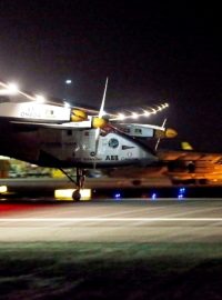Solární letoun Solar Impulse 2 přistál po 16hodinovém letu v americkém Phoenixu