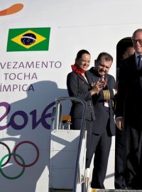 Olympijský oheň v malé lucerně vynesl z letadla předseda organizačního výboru her Carlos Nuzman