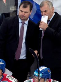 Jaroslav Špaček (vlevo) v debatě s trenérem Vůjtkem