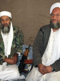 Bývalý a současný vůdce al-Kajdy, Usáma bin Ládin a Ajmán Zavahrí, na snímku z roku 2001