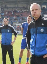 Hlavní trenér Olomouce Václav Jílek po konci zápasu před tribunou vlajkonošů