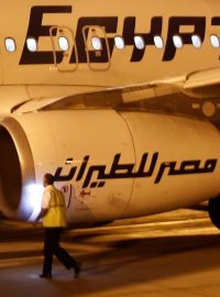 Bezpečnostní kontrola letounu společnosti EgyptAir na letišti v Luxoru (ilustrační foto)