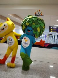 Maskoti olympijských a paralympijských her v Riu Vinicius a Tom pózují při slavnostním otevření nové části terminálu na letišti Galeao