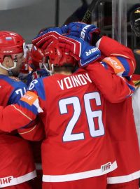 Hokejisté Ruska oslavují gól
