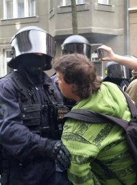 Policie podruhé během několika dní přijela k pražskému centru Klinika. Opět kvůli anonymní výhrůžce bombou