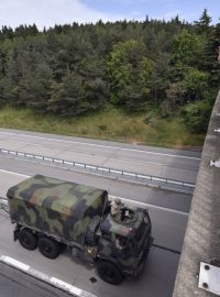 Americký konvoj projíždí Českem a míří do kasáren ve Vyškově