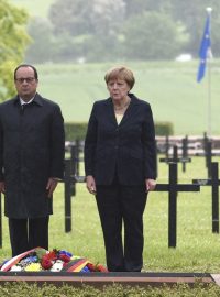 Francouzský prezident François Hollande a německá kancléřka Angela Merkelová na německém hřbitově Consenvoye
