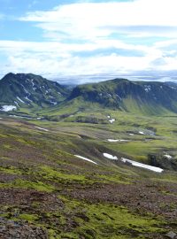 Island – Mohutný ledovec Mýrdalsjökullu, pod nímž se skrývá aktivní sopka Katla, je na dohled dva dny, než se člověk dostane přes sedlo pod ledovcem a zamíří na konec treku na pobřeží oceánu