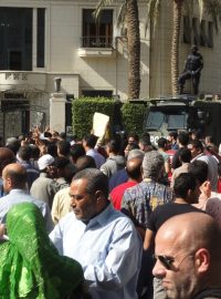 Demonstrace proti předání egyptských ostrovů Saúdské Arábii před Syndikátem novinářů dne 15. 4. 2016