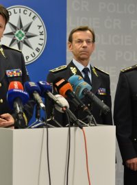 Policejní prezident Tomáš Tuhý (vlevo) a jeho náměstci Zdeněk Laube a Petr Petřík na tiskové konferenci