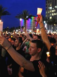 Pietním shromážděním pod širým nebem si Orlando připomnělo oběti útoku, při kterém o víkendu zahynulo 49 lidí