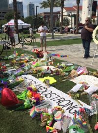 Americké Orlando se vzpamatovává z víkendového útoku na gay klub. Stovky lidí si připomínají památku obětí