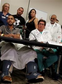 Tisková konference s lékaři a pacientem Angelem Colonem, který přežil útok