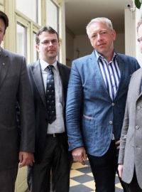 Ministr vnitra Milan Chovanec a policejní prezident Tomáš Tuhý po jednání s tehdejším šéfem Útvaru pro odhalování korupce a finanční kriminality Milanem Komárkem (vpravo) (foto z roku 2014)