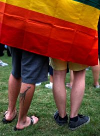 Dvojice s duhovou vlajkou symbolizující gay pride