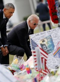 Americký prezident Barack Obama a viceprezident Joe Biden uctili v Orlandu památku obětí střelby v gay klubu