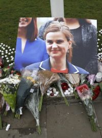 Lidé vzpomínají na zavražděnou poslankyni Jo Coxovou na Parlamentním náměstí v Londýně