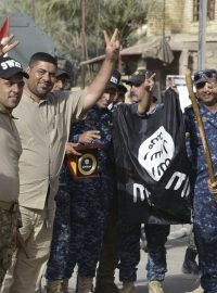 Příslušníci iráckých bezpečnostních složek slaví dobytí Fallúdži