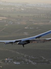 Letoun Solar Impuls 2 před přistáním ve španělské Sevile