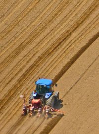 Traktor na poli (ilustrační foto)