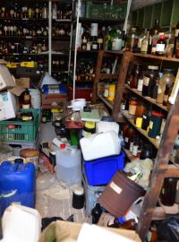 Hasiči objevili deset tun nebezpečných chemikálií v domě v Nedvědicích.