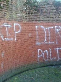 &quot;Špinaví Poláci&quot; hlásá nápis na válečném památníku v Portsmouthu
