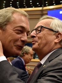 Nigel Farage se zdraví s předsedou Evropské komise Jeanem-Claudem Junckerem