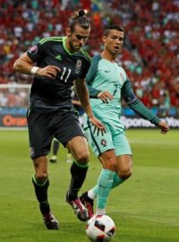 Gareth Bale z Walesu (vlevo) v souboji s portugalským Cristianem Ronaldem