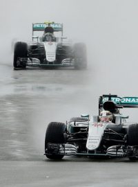 Velkou cenu Velké Británie v úvodu komplikoval déšť, i s tím si Lewis Hamilton poradil