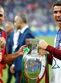 Pepe a Cristiano Ronaldo s pohárem pro mistry Evropy