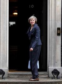 Theresa Mayová před sídlem britských premiérů