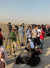 Přistání letounu Solar Impulse 2 v Káhiře. Novináři čekají, až se stroj objeví nad přistávací plochou