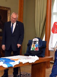 Prezident Miloš Zeman (vpravo) přijal 12.července v Praze předsedu Českého olympijského výboru Jiřího Kejvala