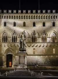 Monte dei Paschi di Siena, nejstarší nepřetržitě fungující banka na světě. Na snímku centrála banky v italské Sieně