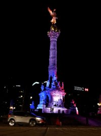 Památník nezávislosti v mexickém hlavním městě se halí do francouzské trikolory na znamení solidarity po útoku v Nice
