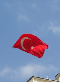Turecká vlajka nad Fatihovou mešitou, kde se konal pohřeb obětí puče