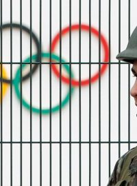 Brazilská vojenská policie hlídkuje u bezpečnostního plotu olympijského parku v Rio de Janeiru