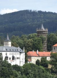 Středověké lešení zahalilo věž Jakobínku na hradě Rožmberk