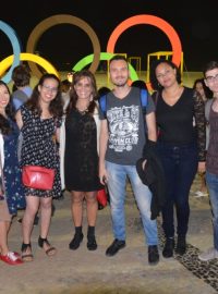 Skupina studentů z Brazílie a Tunisu a jejich nová kamarádka z Ria uprostřed