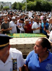 Členové newyorské muslimské komunity se modlí u rakve zavražděného imáma