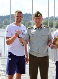 Olympijští medailisté Jiří Prskavec, Ondřej Synek a Lukáš Krpálek s generálem Josefem Bečvářem