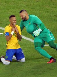 Kapitán brazilských fotbalistů Neymar a domácí brankář Weverton po úspěchu ve finále olympijského turnaje