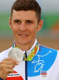 Biker Jaroslav Kulhavý se raduje ze stříbrné medaile