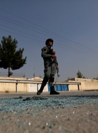 Afghánský policista hlídkuje v Kábulu po útoku na místní americkou univerzitu